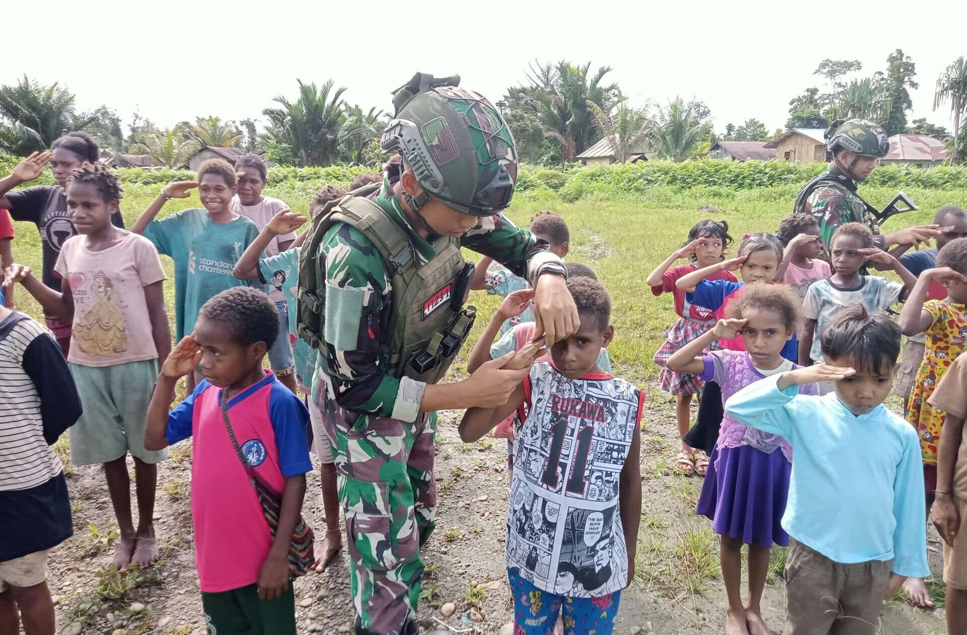 Outing Class Bersama Prajurit Yonif 503 Kostrad di SD St. Aloysius Mumugu