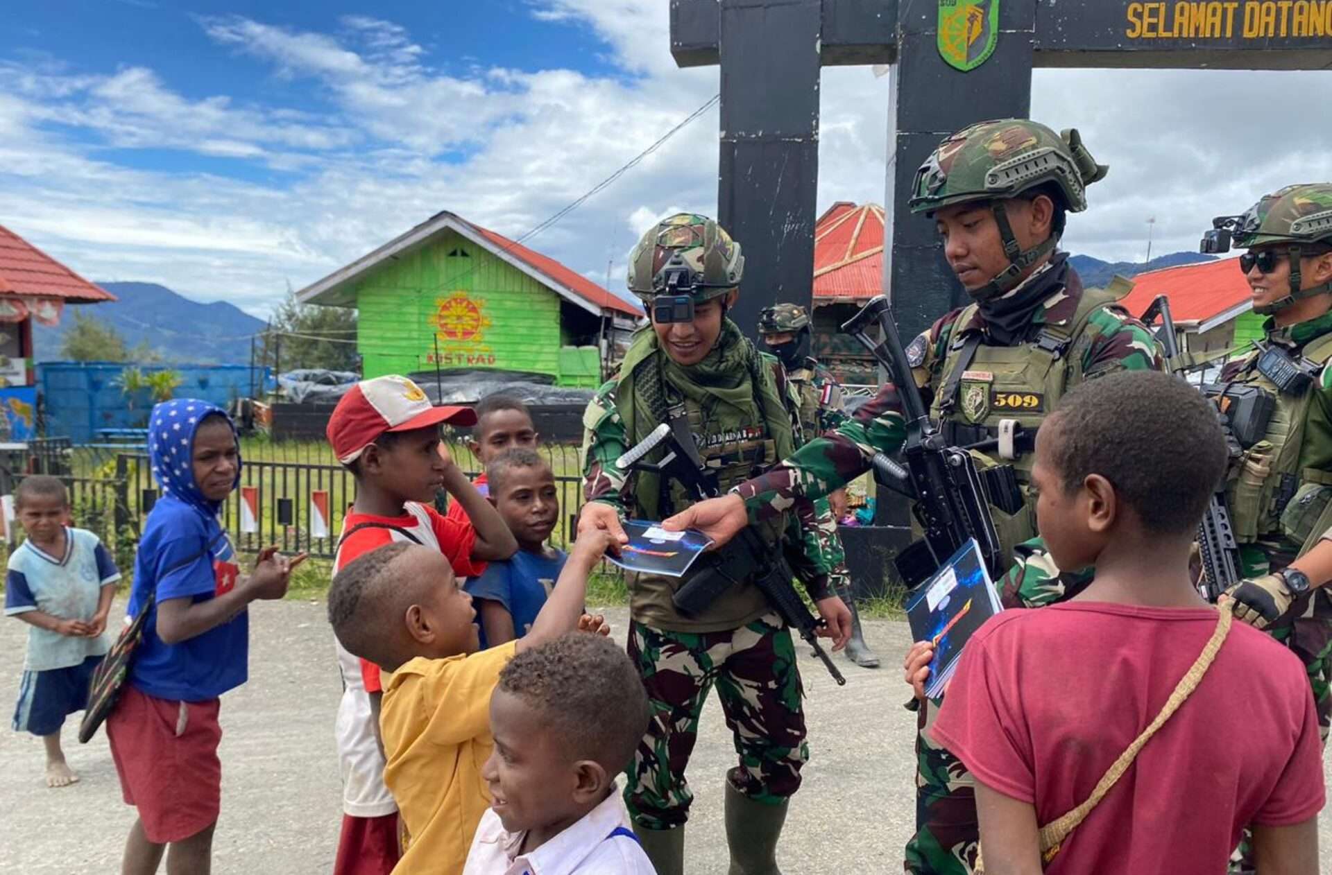 Satgas Yonif 509 Kostrad Sebar Wawasan Kebangsaan dan Bagikan Alat Tulis di Intan Jaya