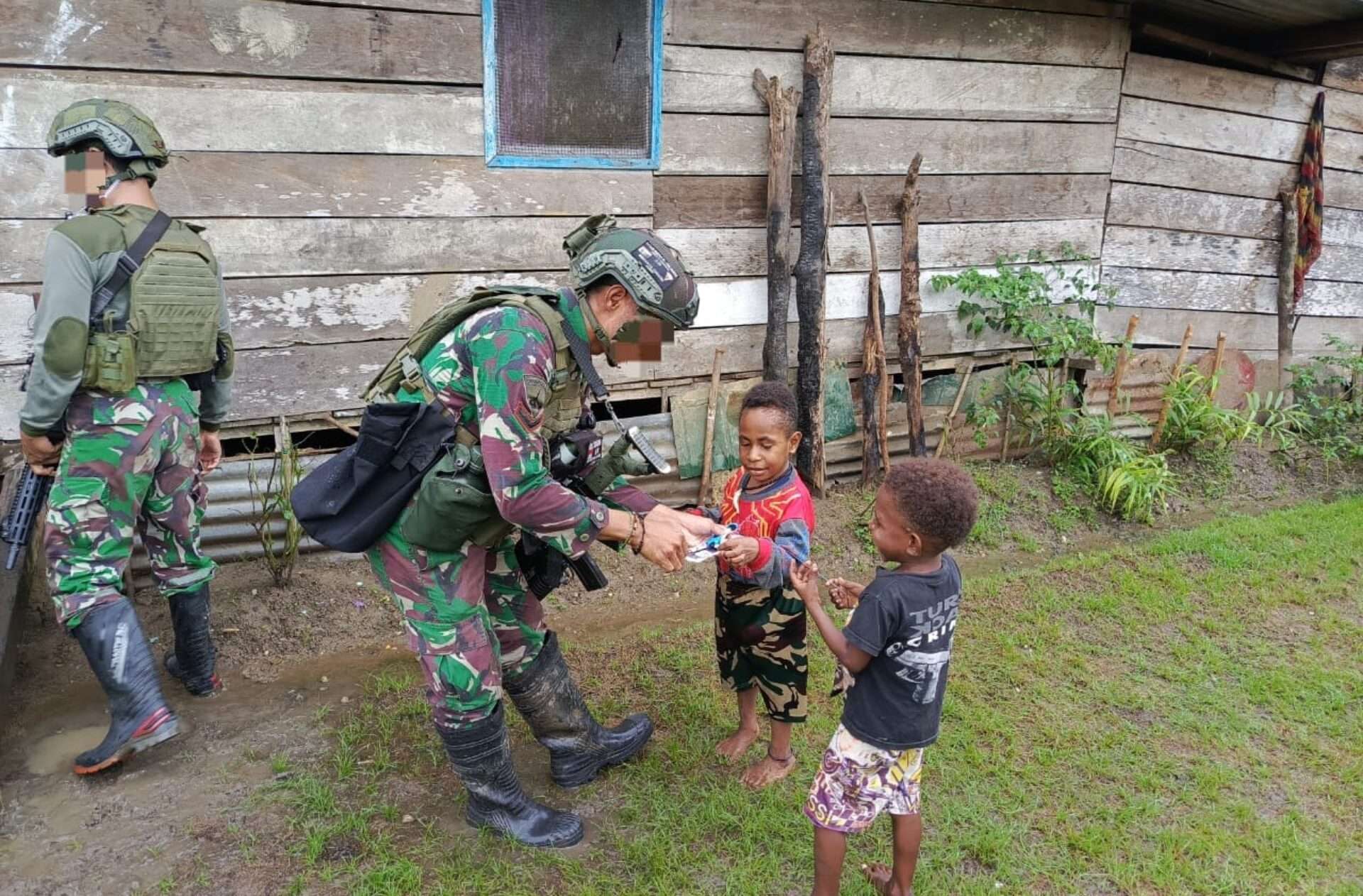 Satgas Yonif 6 Marinir Gelar Patroli Kreatif dan Pembagian Susu di Kuari Yahukimo