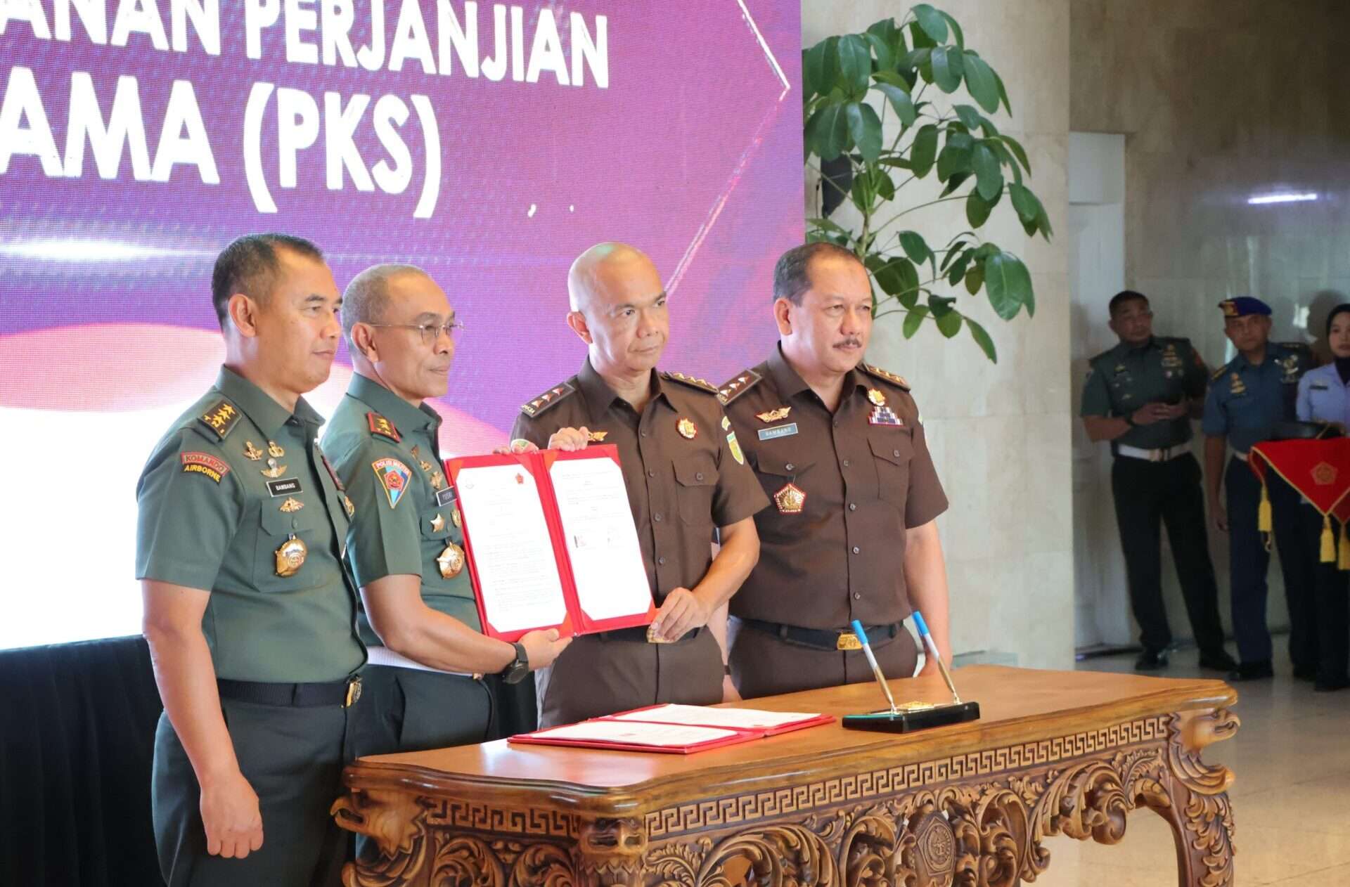 Penandatanganan Perjanjian Kerja Sama antara JAM Intelijen dan Danpuspom TNI