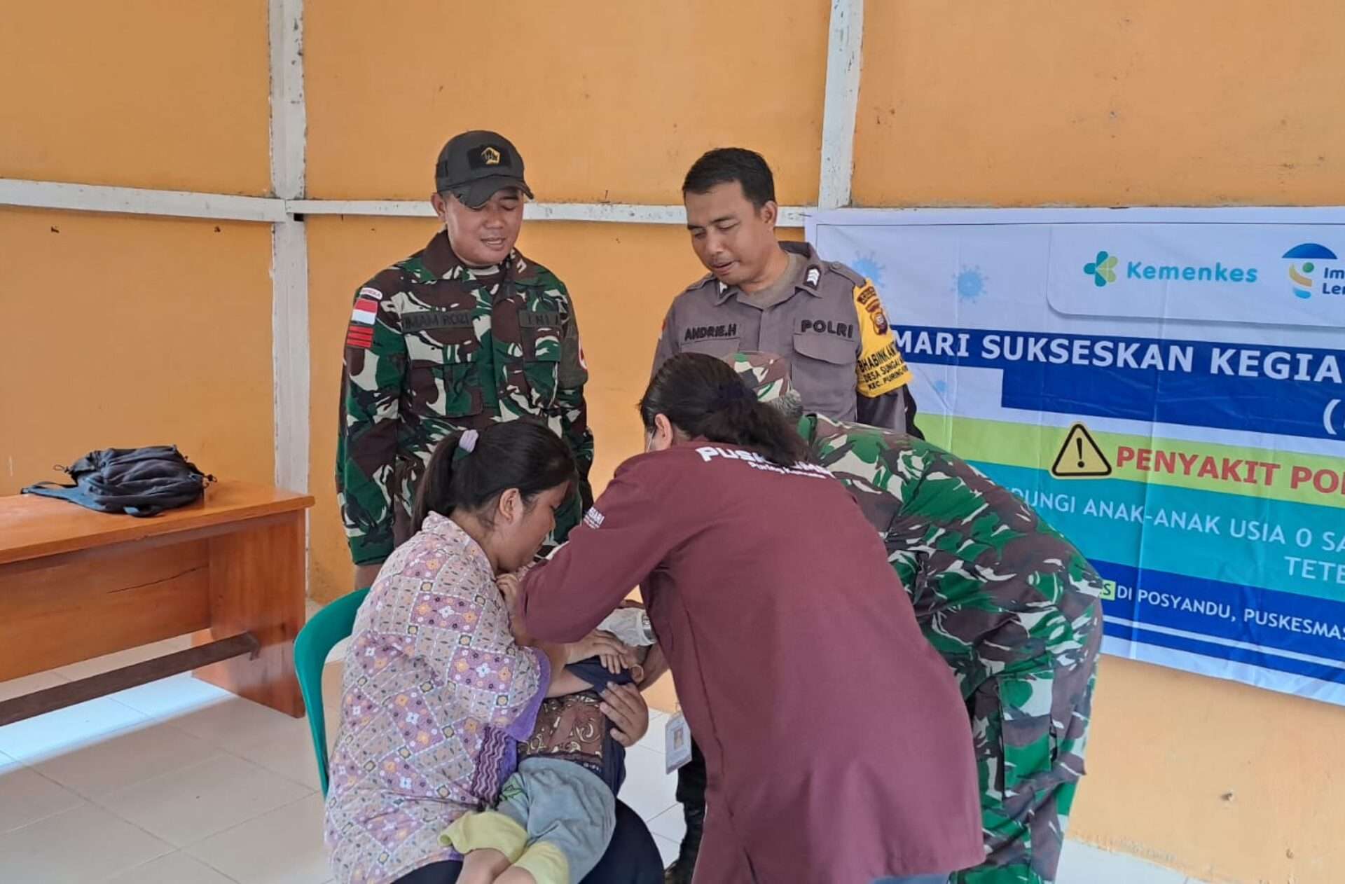 Satgas Yonzipur 5/ABW Berpartisipasi dalam Pekan Imunisasi Nasional Polio di Kapuas Hulu