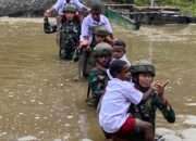 Prajurit TNI Bantu Anak-anak Kampung Dal Menyeberang Sungai untuk Sekolah