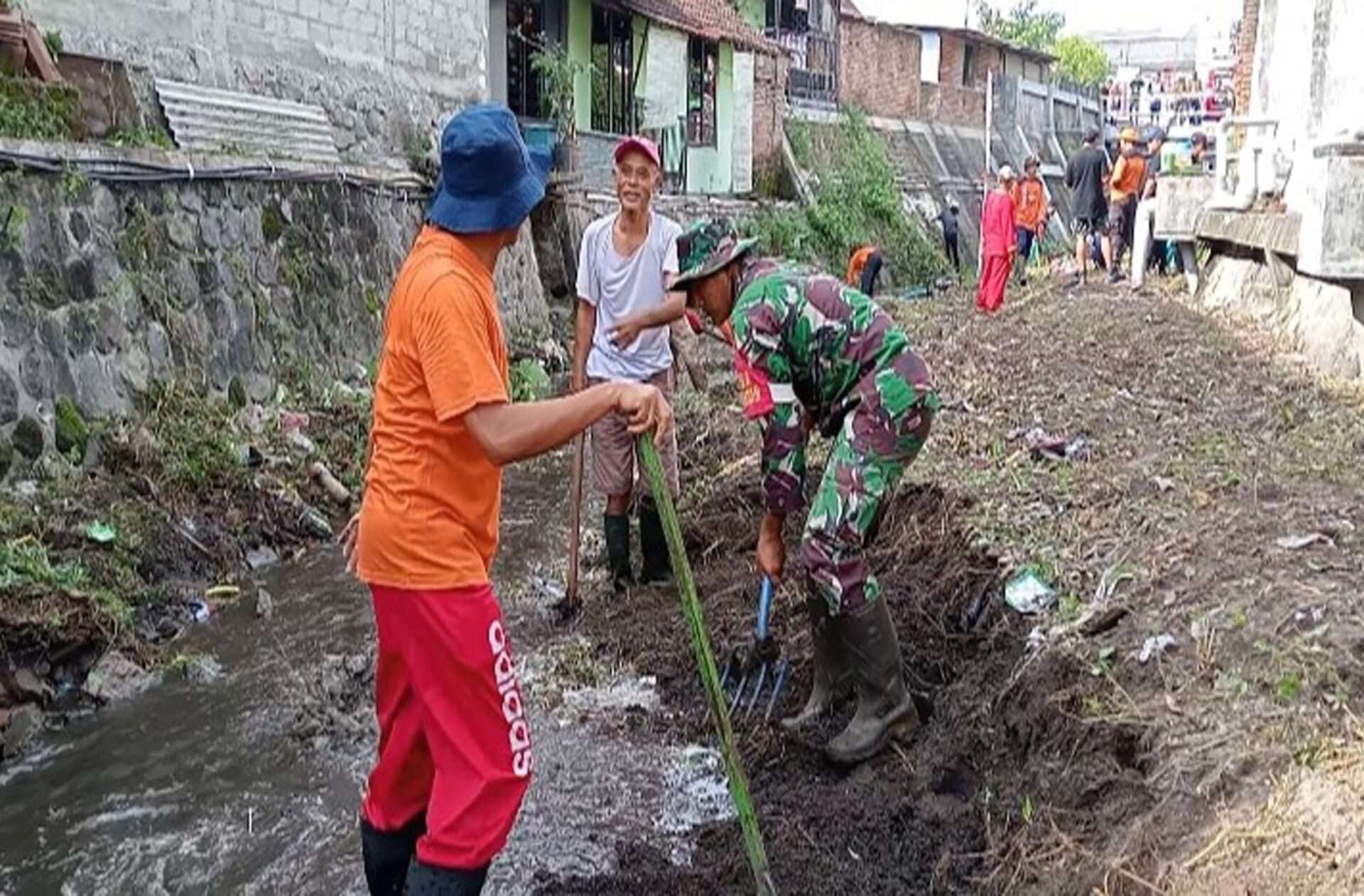 Kerja Bakti Bersama Warga dan Babinsa Pakunden Blitar