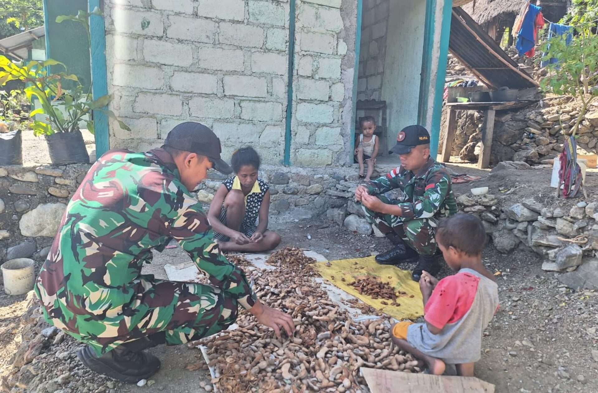 Prajurit Naga Karimata Tingkatkan Ekonomi Masyarakat Desa Tasinifu NTT