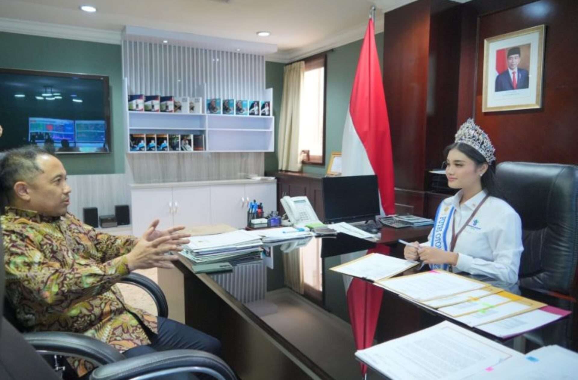 Putri Otonomi Indonesia 2024 Ambil Alih Posisi Menteri Bahlil Lahadalia