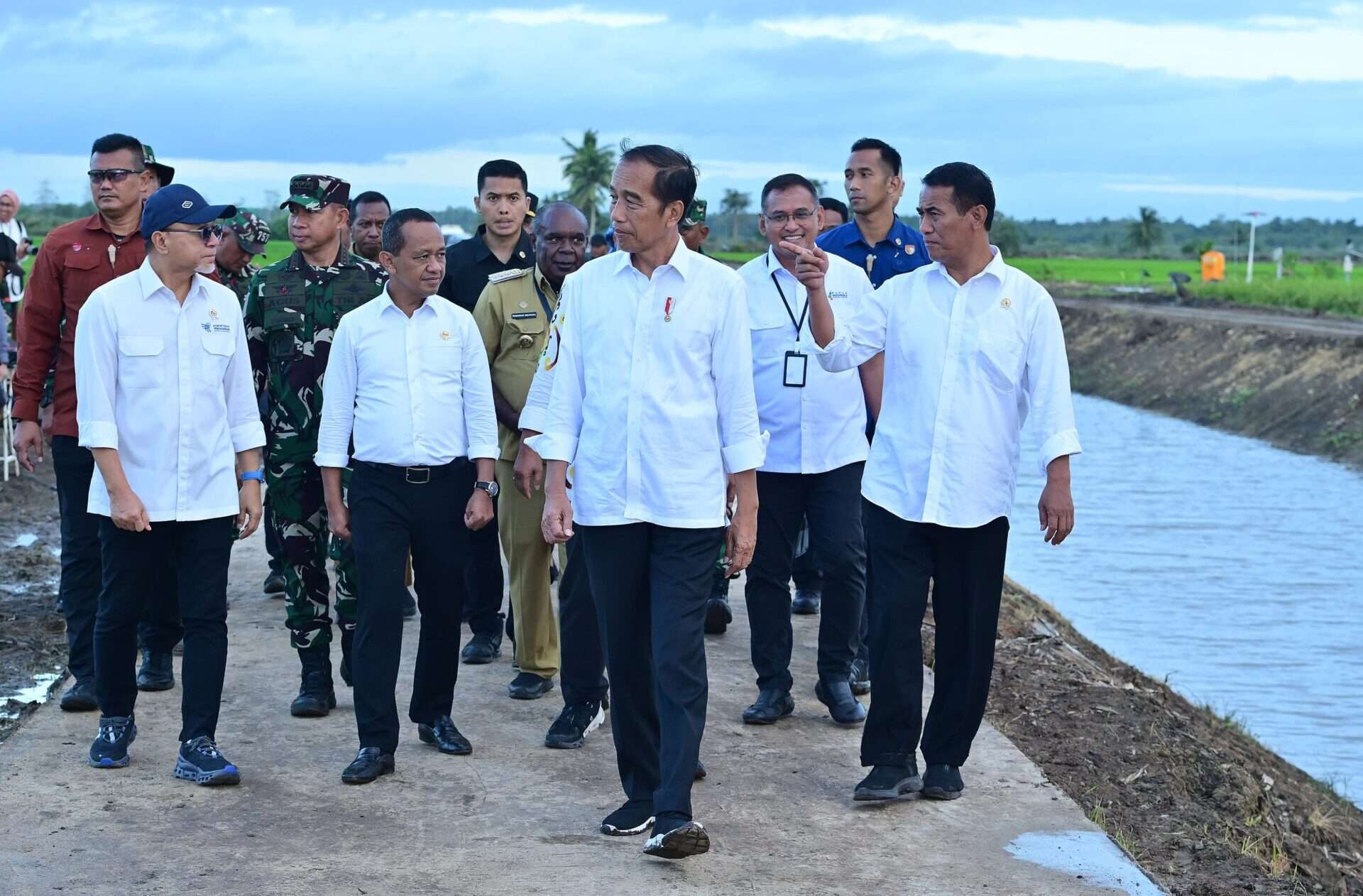 Presiden Jokowi dan Mentan Amran Tinjau Lahan Pertanian Modern di Merauke