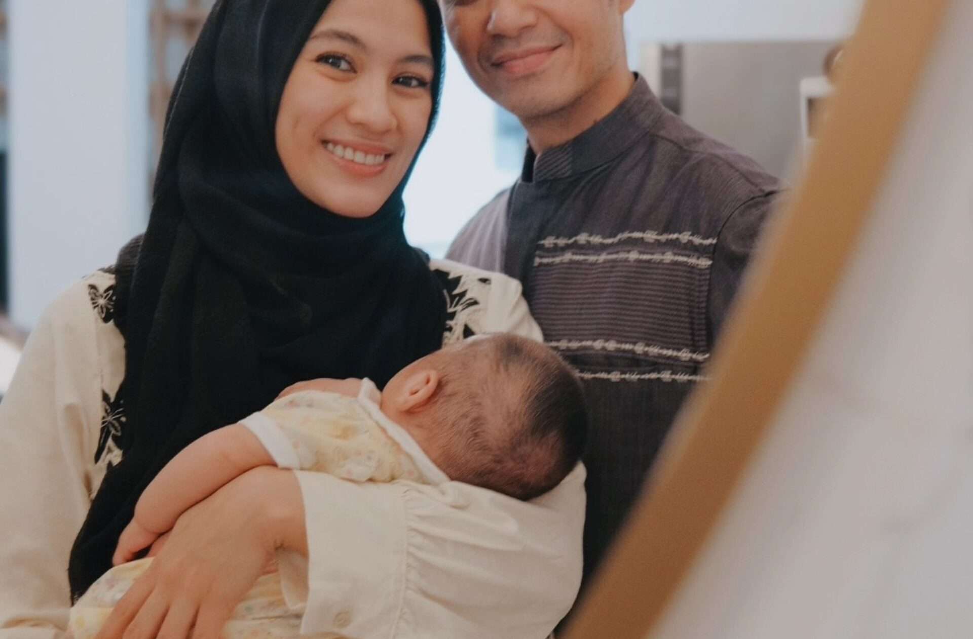 Pasangan Alyssa Soebandono dan Dude Harlino Bagikan Momen Mengharukan Kelahiran Anak Ketiga