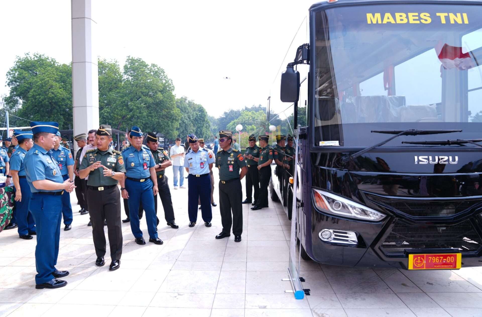 Kasum TNI Letjen Bambang Ismawan Pimpin Penyerahan Kendaraan Dinas dan Alkes di Mabes TNI