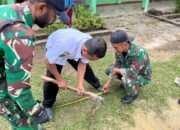 Satgas Yonif 762/VYS Bangun Pondasi Tiang Bendera di SD Inpres 116/Joshiro Sambut HUT RI