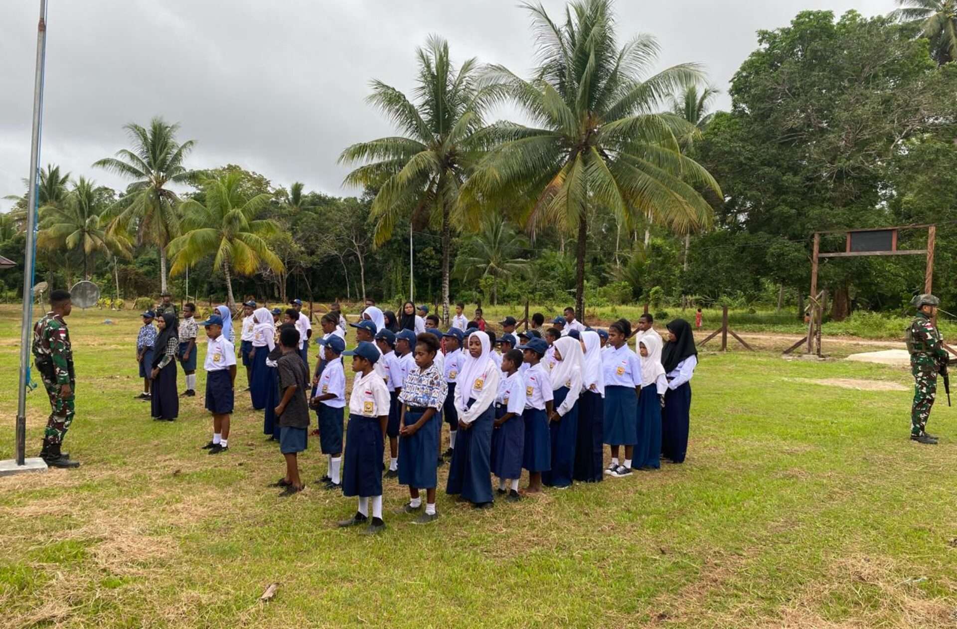 Satgas Pamtas RI-PNG Yonif 762/VYS Berikan Motivasi dan Bimbingan Belajar di SMPN 1 Kokoda