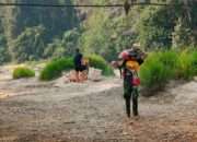 Gotongroyong Satgas TMMD dan Warga Desa Engkangin Landak