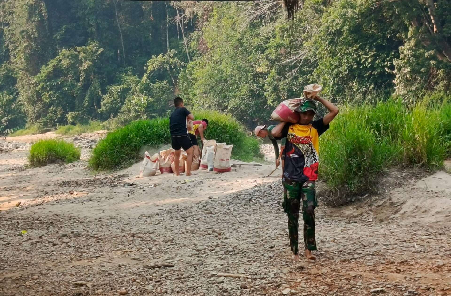 Gotongroyong Satgas TMMD dan Warga Desa Engkangin Landak