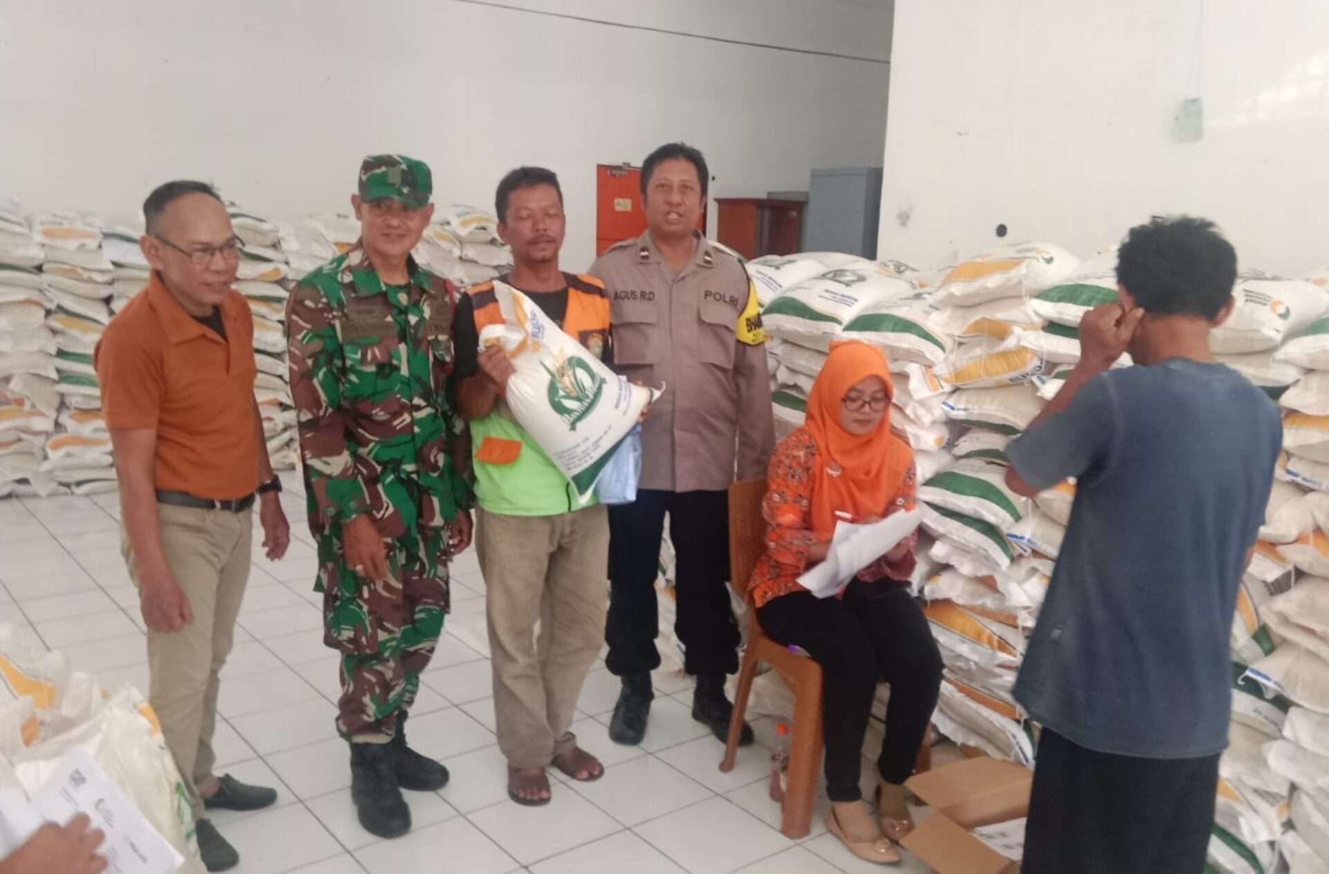 Pendampingan Penyaluran Bantuan Pangan oleh Babinsa dan Bhabinkamtibmas di Kota Cirebon