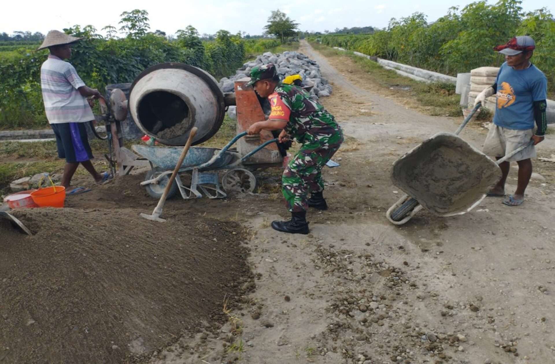 Babinsa dan Warga Lakukan Kerja Bakti Pembangunan Saluran Irigasi di Desa Jabung