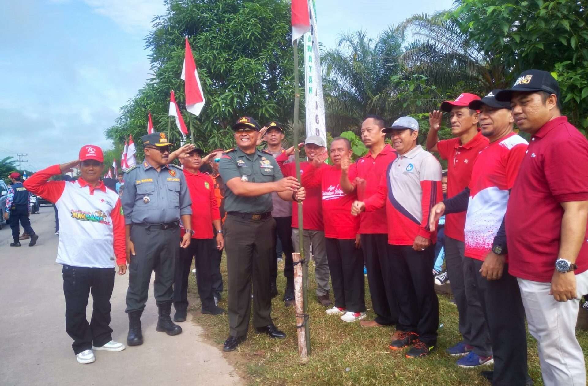 Danramil 0906-09/Kota Bangun Pimpin Gerakan Pemasangan Bendera Merah Putih Sambut HUT RI ke-79