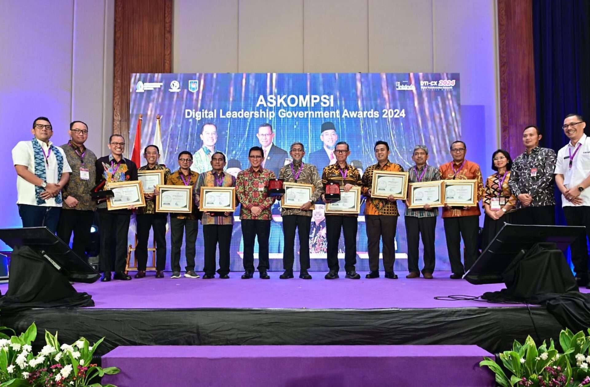 Dirjen Bina Bangda Kemendagri Serahkan Penghargaan pada Ajang ASKOMPSI Digital Leadership Government Awards 2024