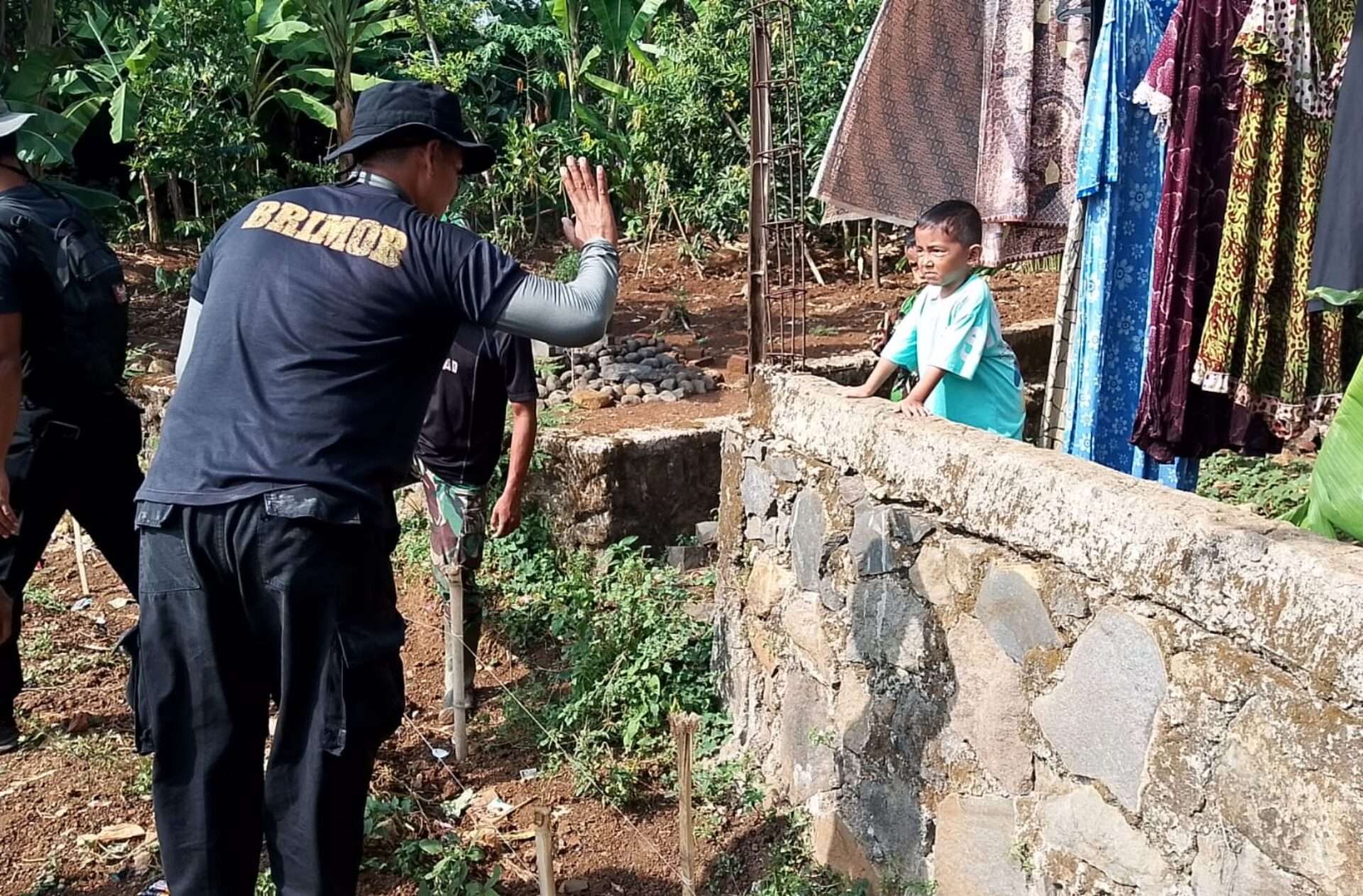 Kedekatan Satgas TMMD dengan Anak-anak Desa Kubang: Lebih dari Sekadar Pembangunan Fisik