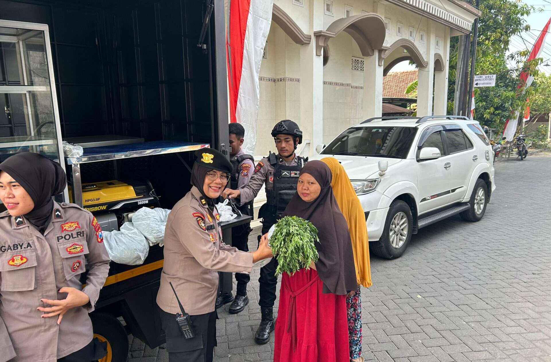 Mobil Dapur Lapangan Polresta Sidoarjo Diserbu Warga Dusun Mlaten