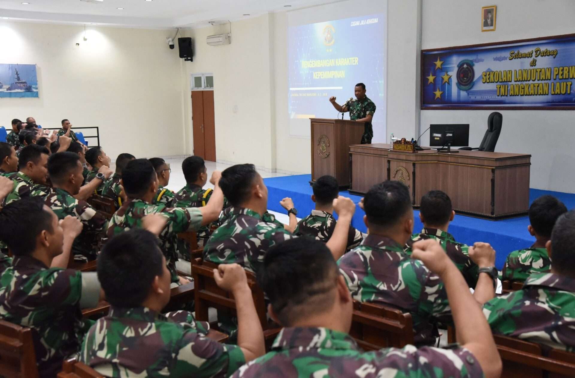 Wadan Kodiklatal Berikan Pembekalan Pengembangan Karakter Kepemimpinan bagi Pasis TNI AL di Surabaya