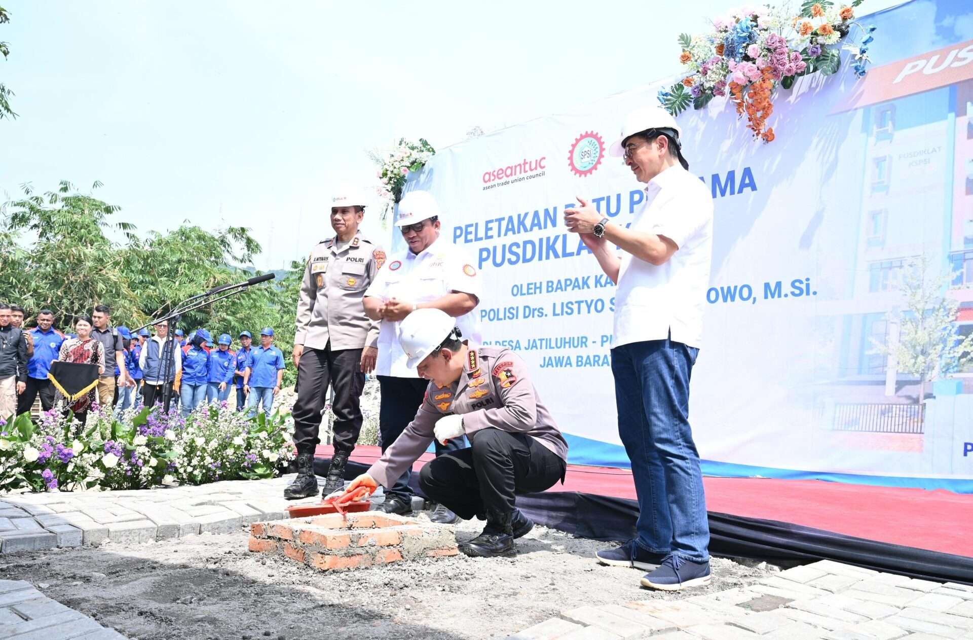 Kapolri Lakukan Peletakan Batu Pertama Pembangunan Gedung Pusdiklat KSPSI ATUC di Purwakarta