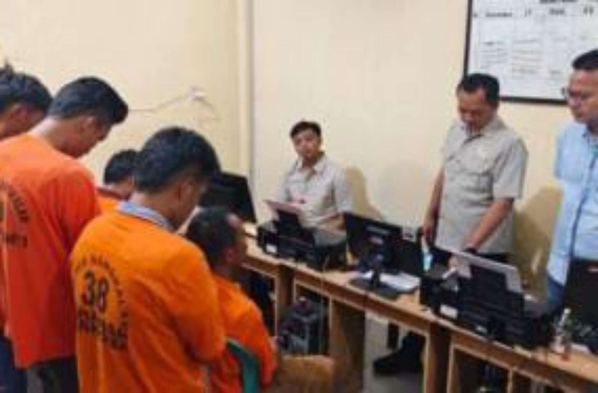 Penggerebekan Diduga Narkoba di Desa Kesek: Enam Pengedar Ditangkap Polres Bangkalan