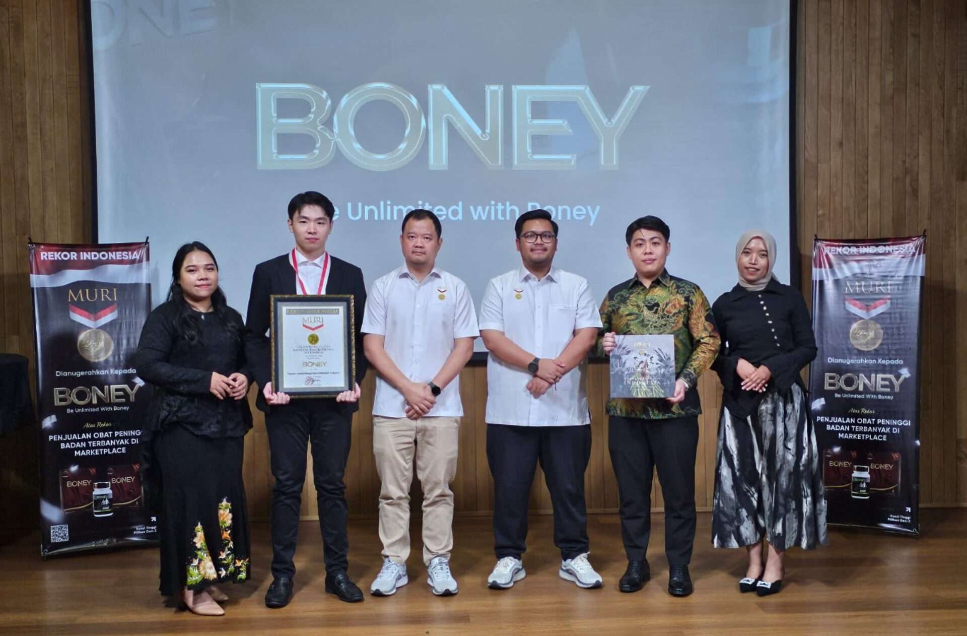 Boney Raih Rekor MURI atas Penjualan Suplemen Terbanyak di Marketplace