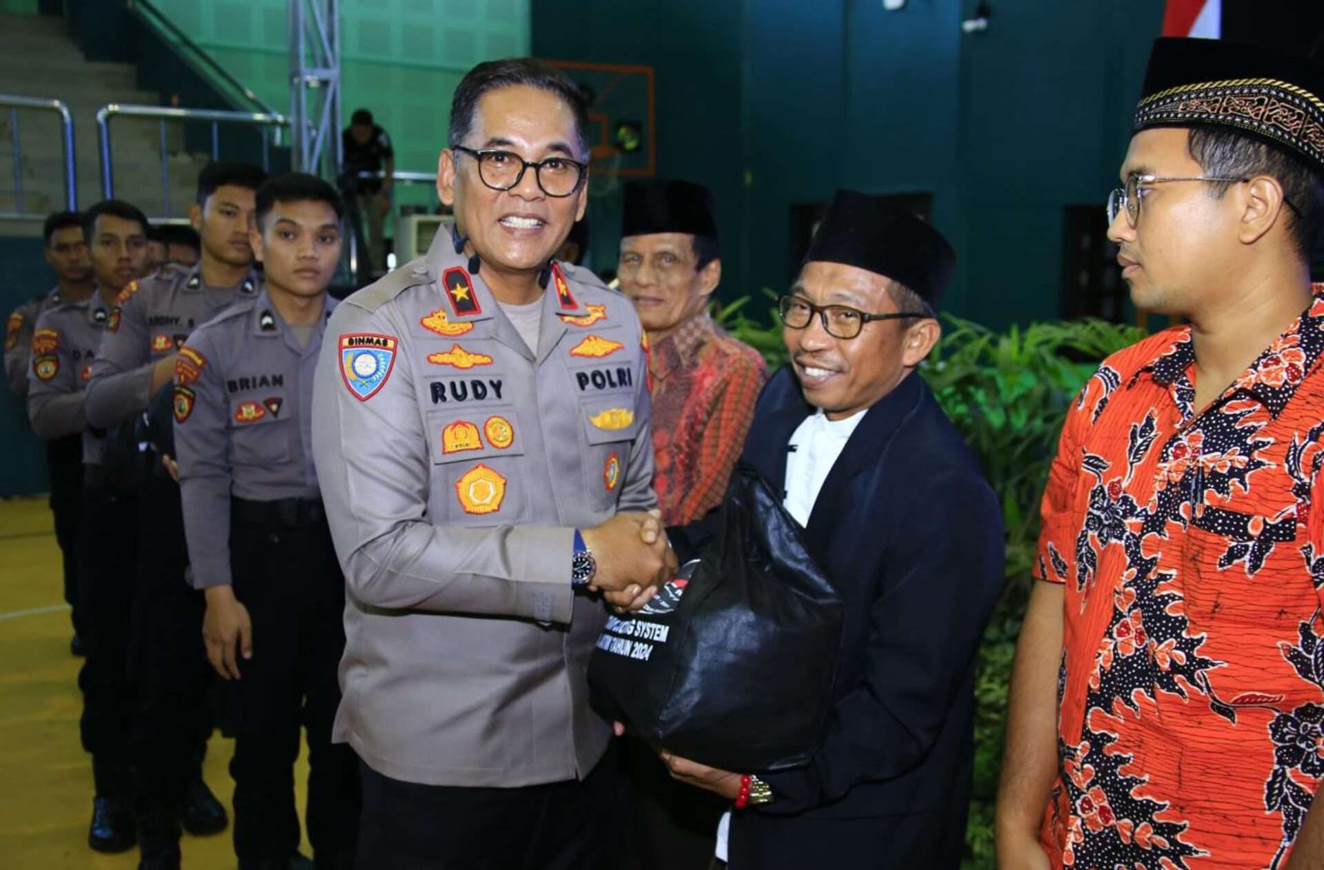 Polri Gelar Silaturahmi Kamtibmas dan Bakti Sosial di Surabaya: 5.400 Paket Sembako Dibagikan