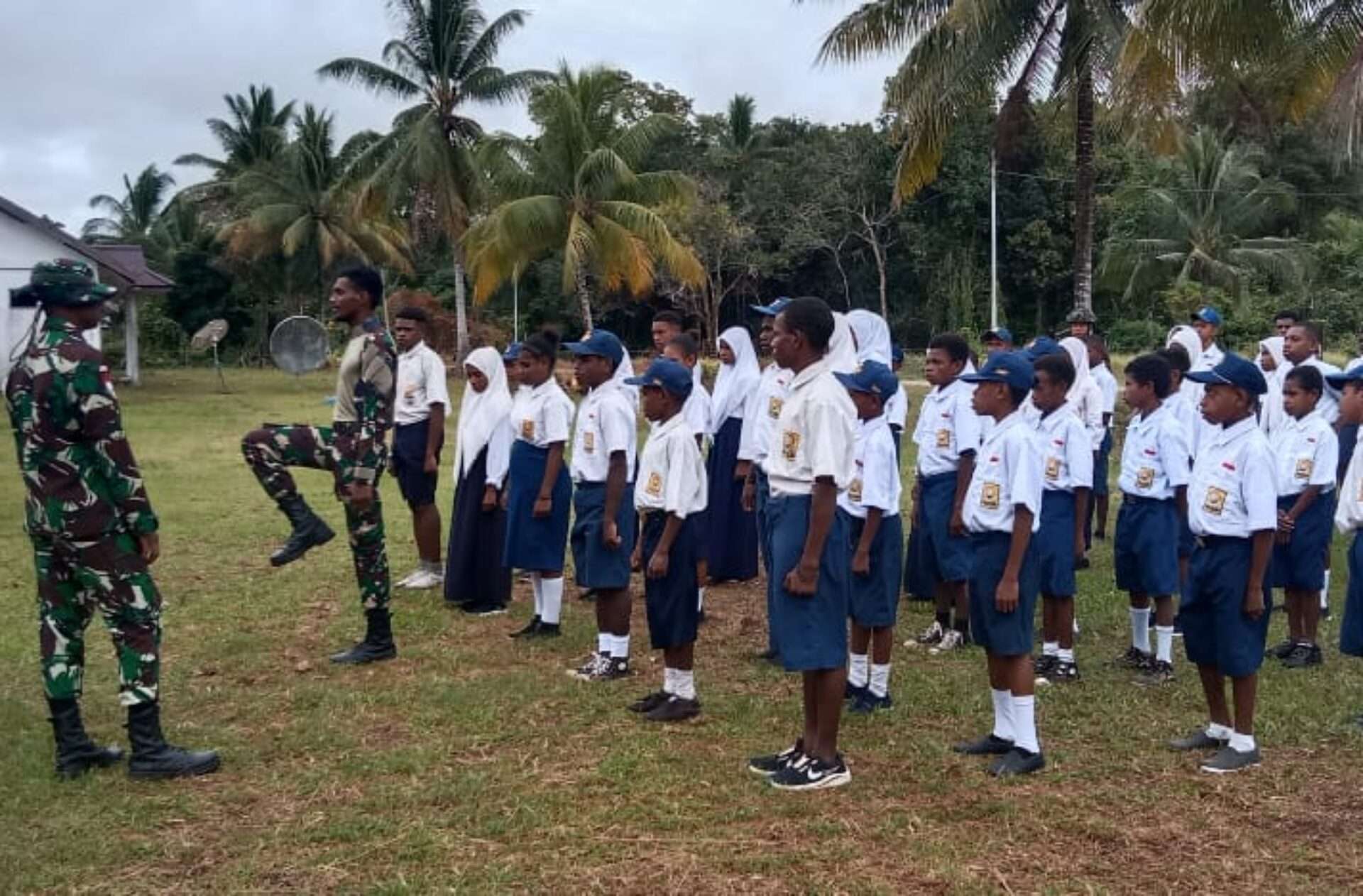 Satgas Pamtas RI-PNG Yonif 762/VYS Latih Disiplin dan Patriotisme Anak-anak Papua