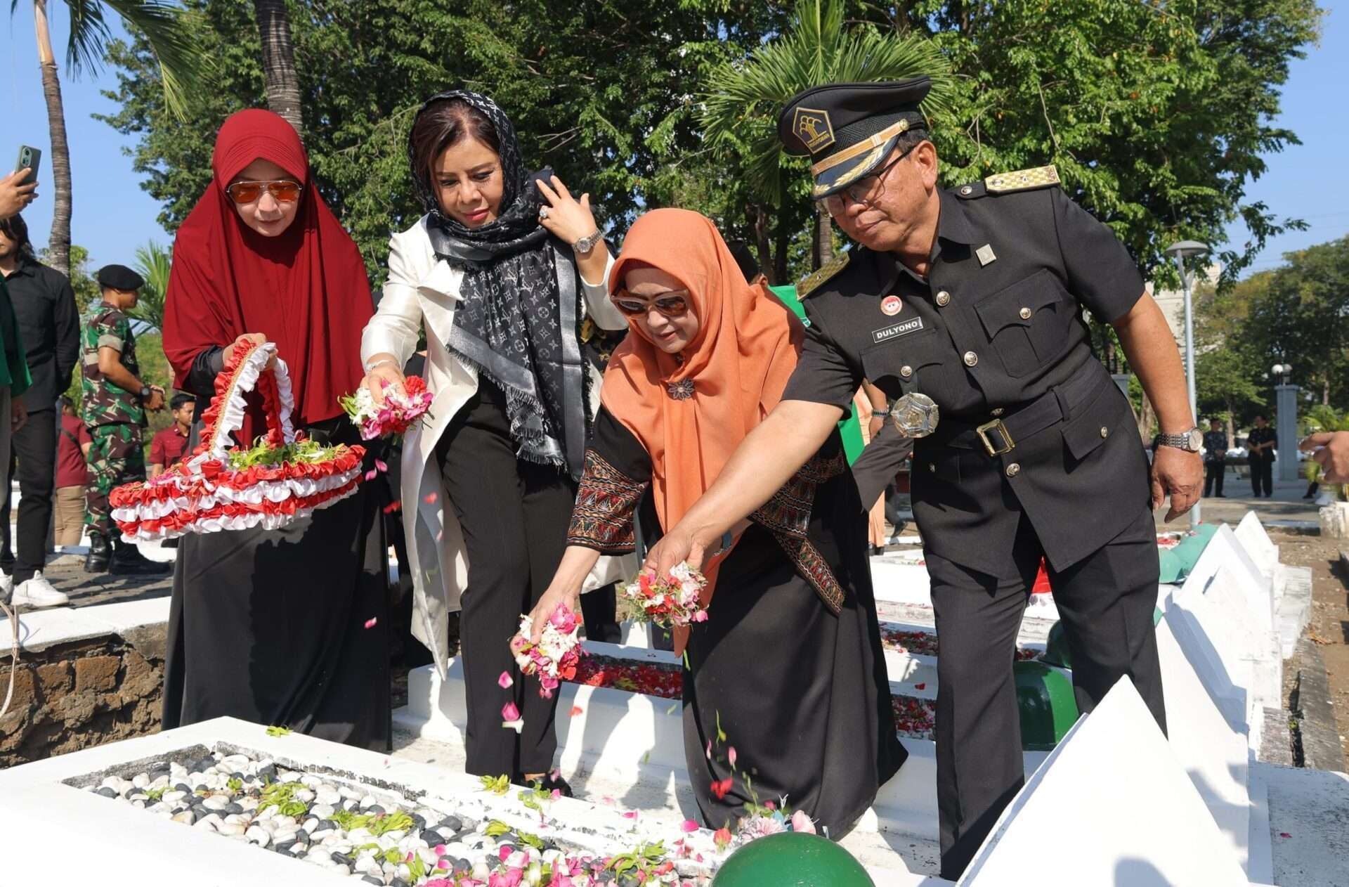 Refleksi Pengayoman: Kakanwil Kemenkumham Jatim Pimpin Ziarah Rombongan di Taman Makam Pahlawan Surabaya