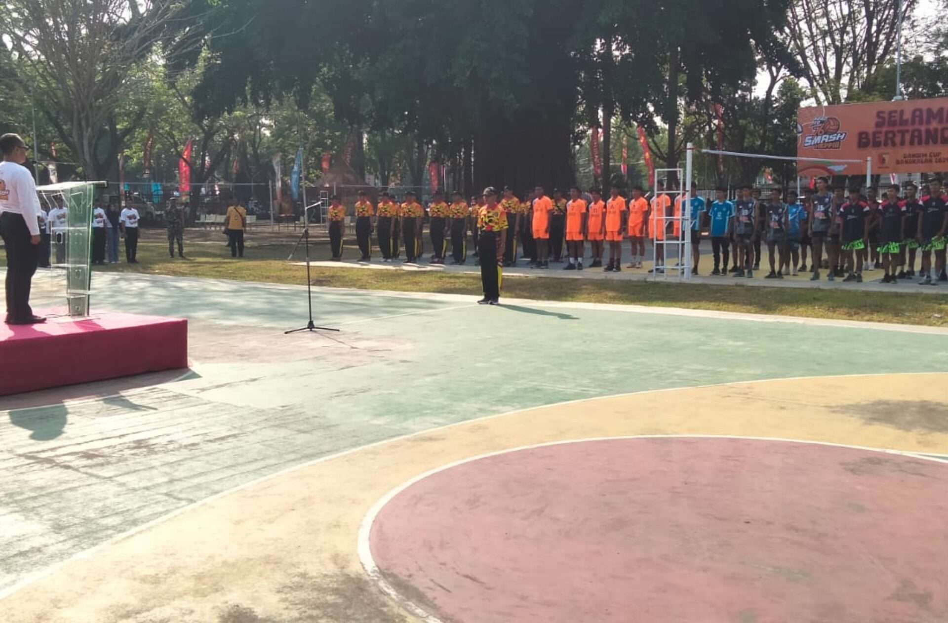 Dandim 0829/Bangkalan Buka Open Turnamen Smash Heppii 76 Voli Putra Dandim Cup 2024