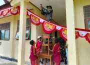 Prajurit Tombak Sakti Ajak Murid SDN Pitewi Kibarkan Bendera Merah Putih di Keerom