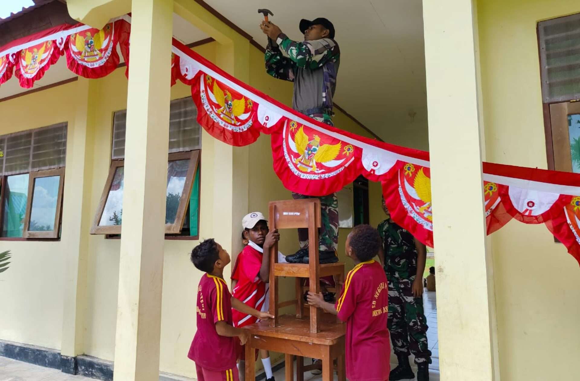 Prajurit Tombak Sakti Ajak Murid SDN Pitewi Kibarkan Bendera Merah Putih di Keerom