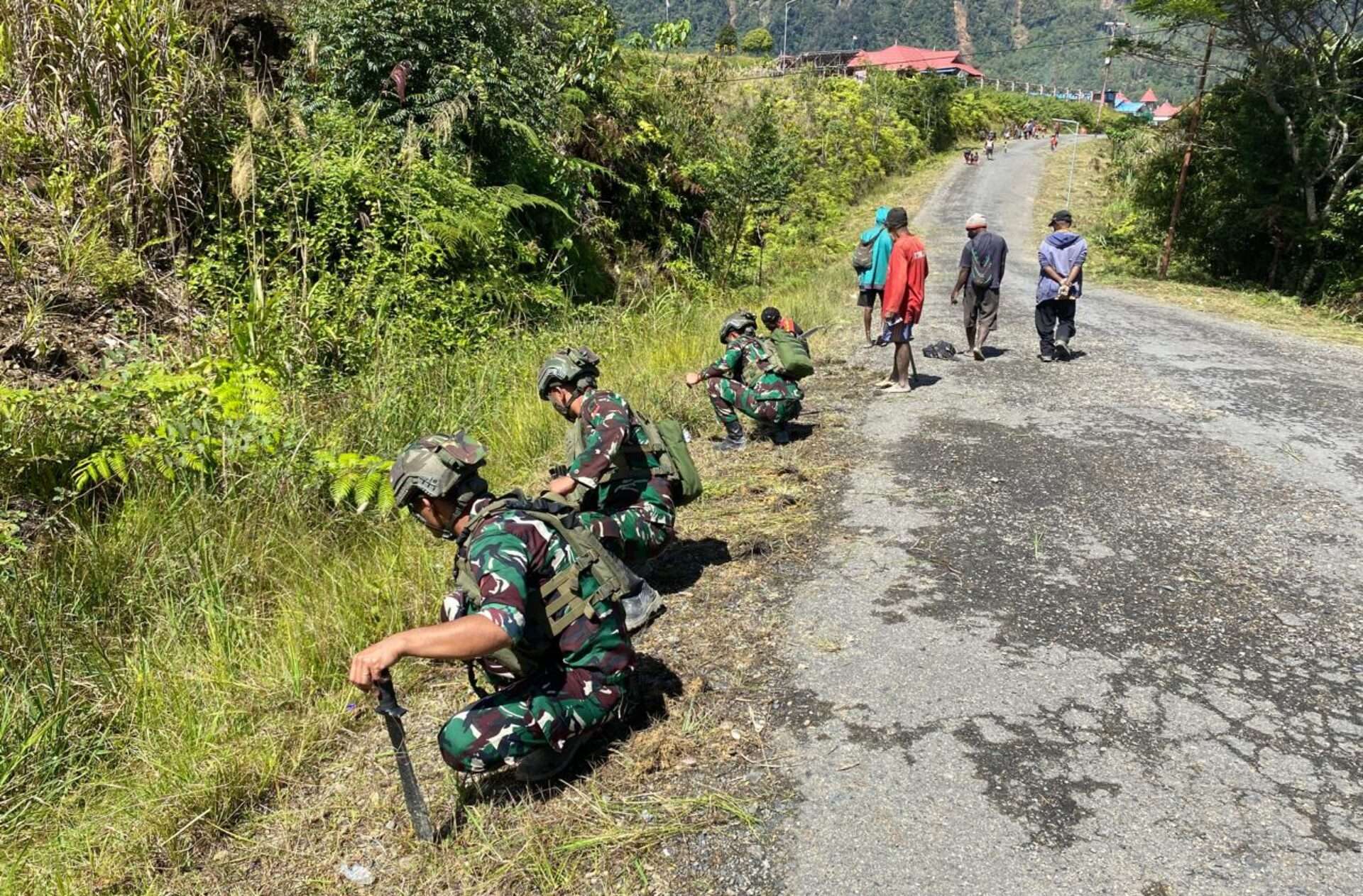 Prajurit Habema Gelar Kerja Bakti Bersama Masyarakat di Kampung Mamba Papua