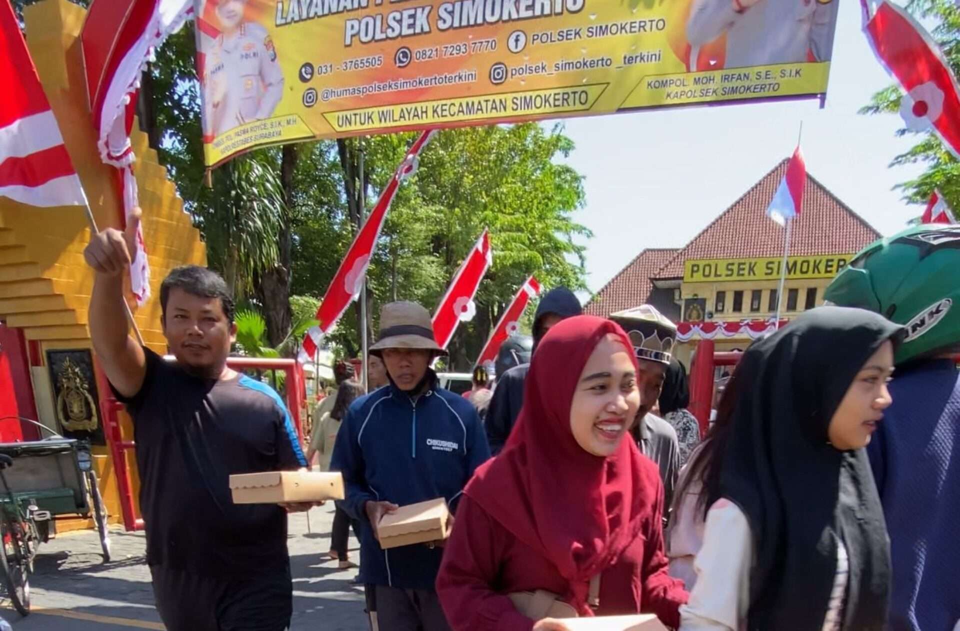 Polsek Simokerto Bagikan 200 Nasi Kotak untuk Warga Surabaya