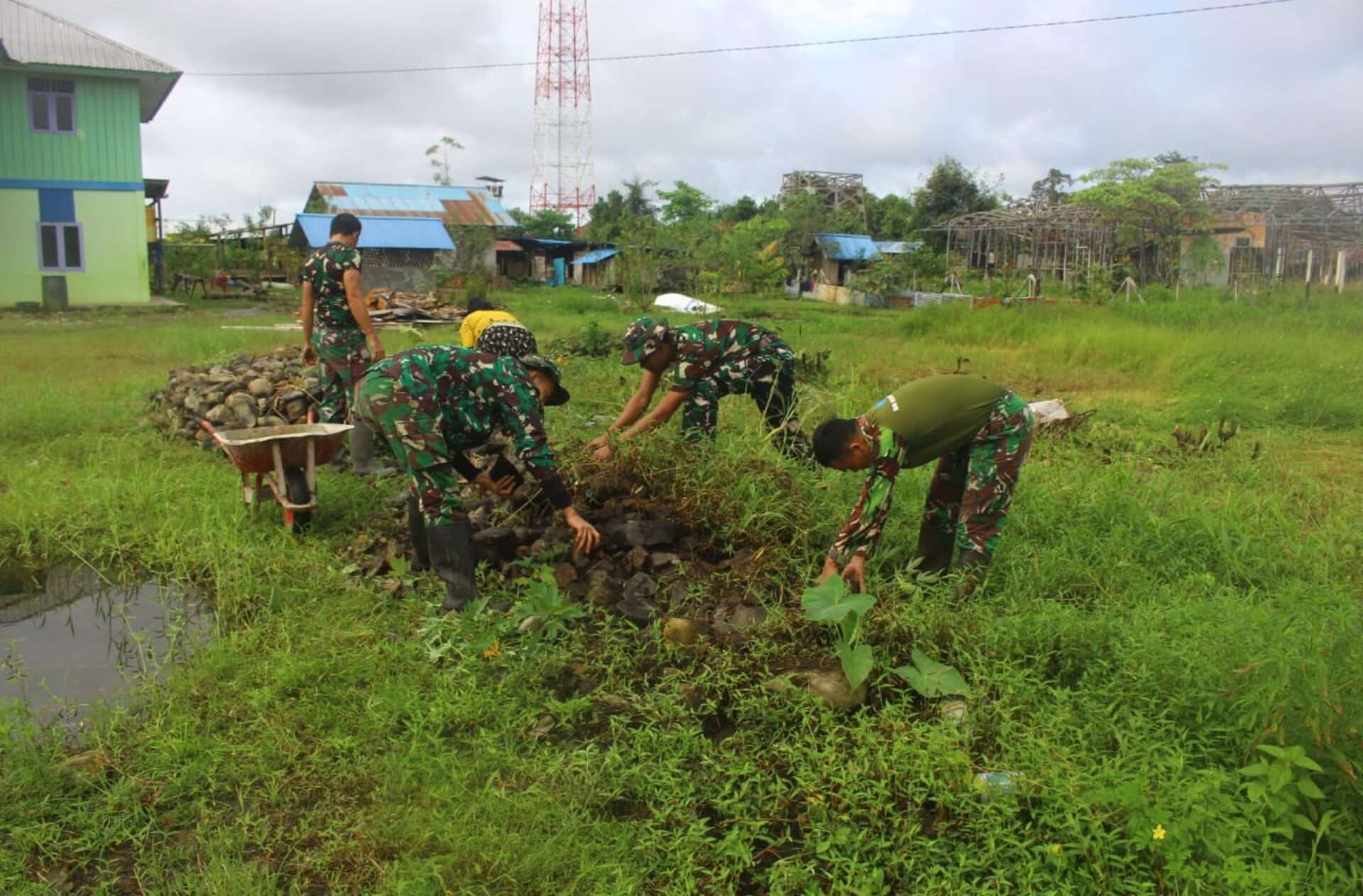 TNI Satgas Yonif 503 Kostrad dan Warga Kenyam Laksanakan Kerja Bakti Pembersihan Gereja