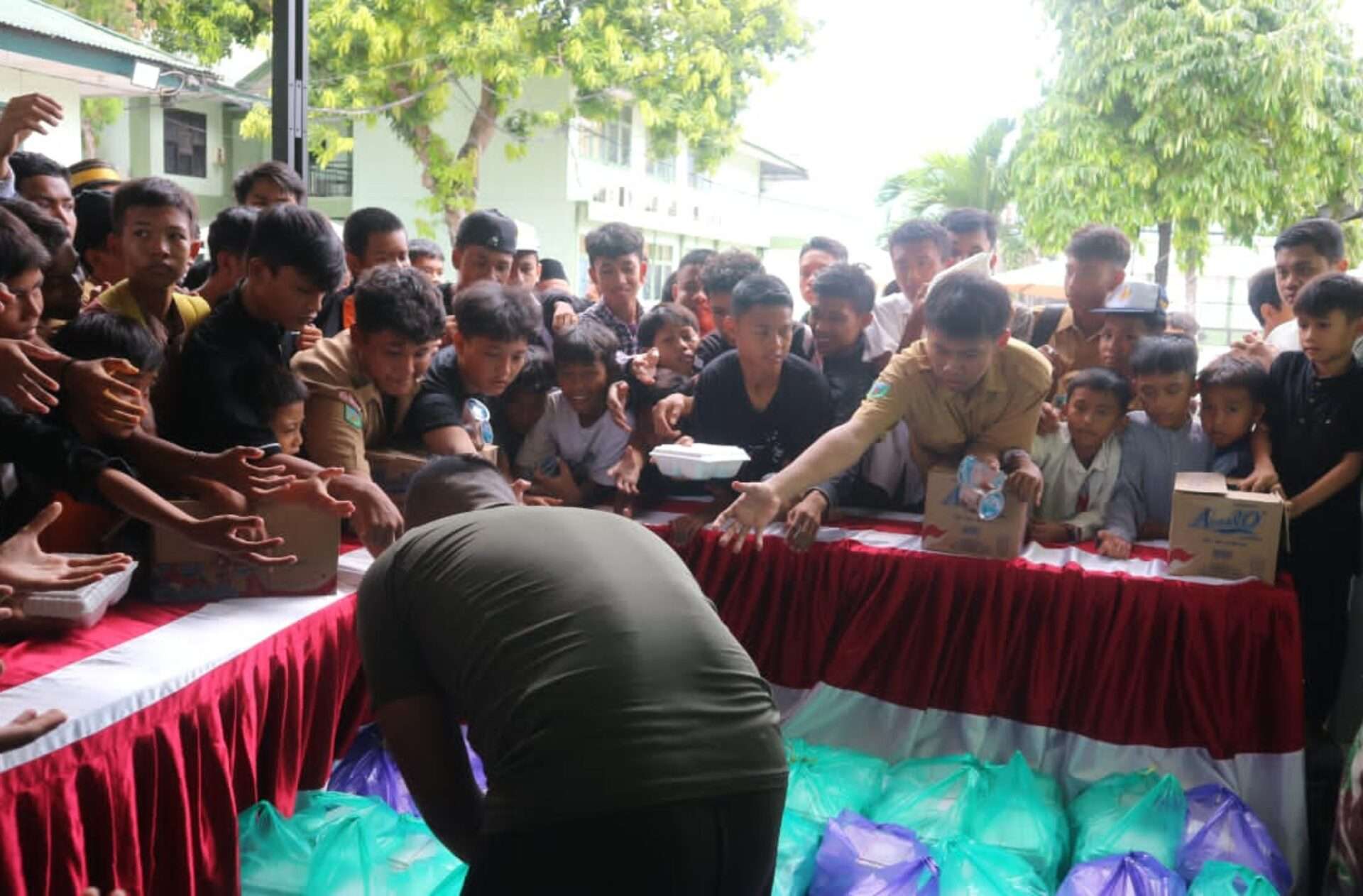 Korem 132/Tadulako Gelar Salat Jumat Berjamaah dan Berbagi Berkah di Masjid Al-Aqsha