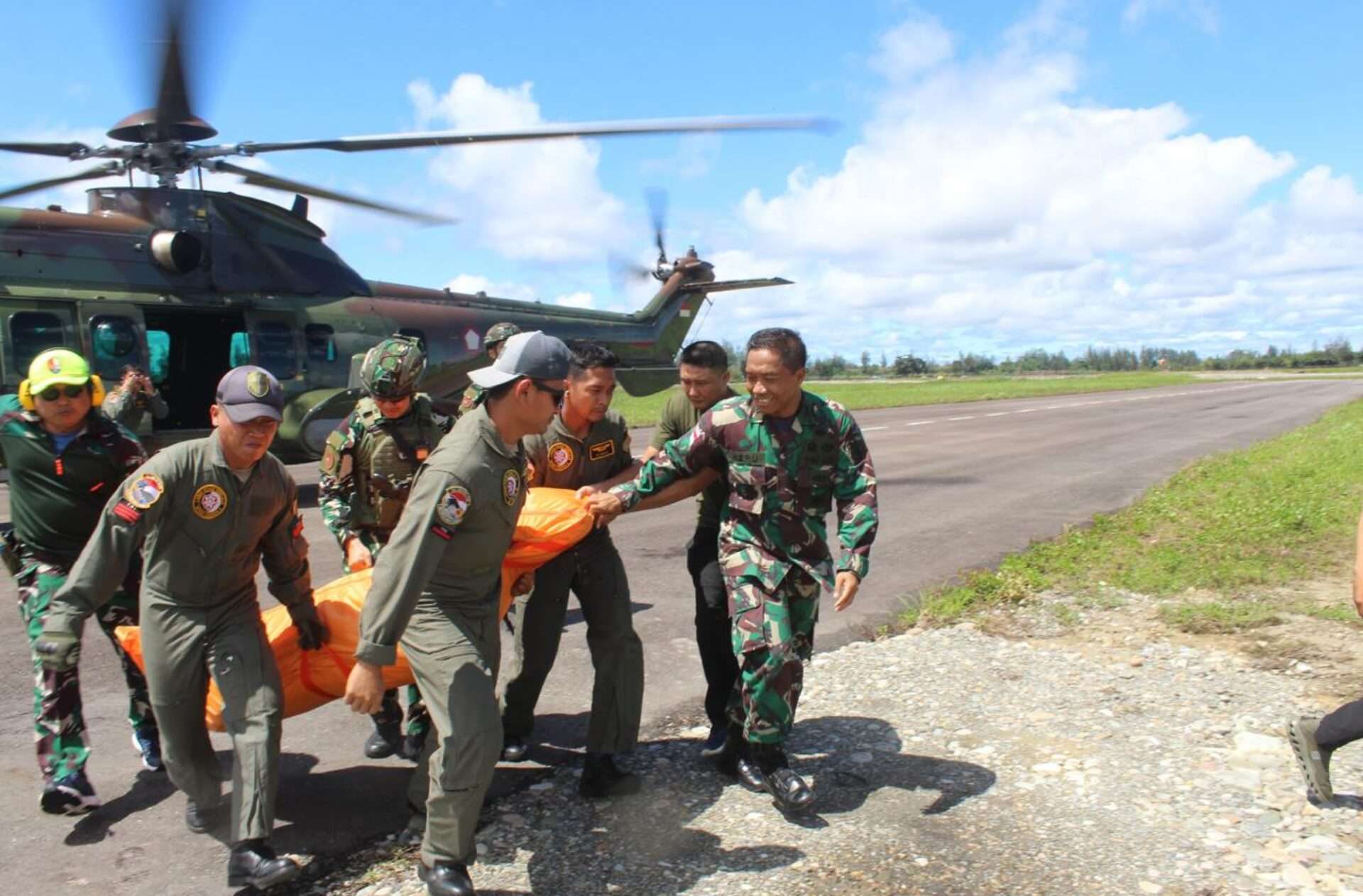 Evakuasi Jenazah Pilot Helikopter PT Intan Angkasa Berlangsung Aman dengan Dukungan TNI AU