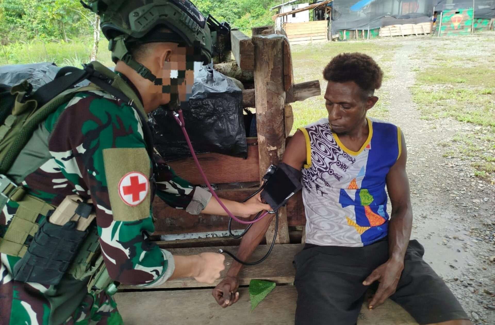 Satgas Yonif 6 Marinir Laksanakan Patroli dan Pelayanan Kesehatan di Kampung Kiribun