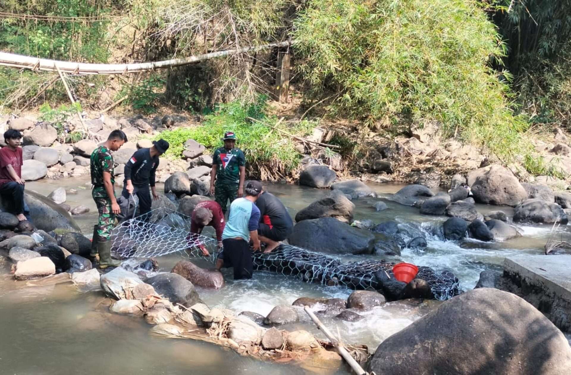 Sinergi TNI dan Masyarakat dalam Program TMMD ke-121 di Desa Kubang