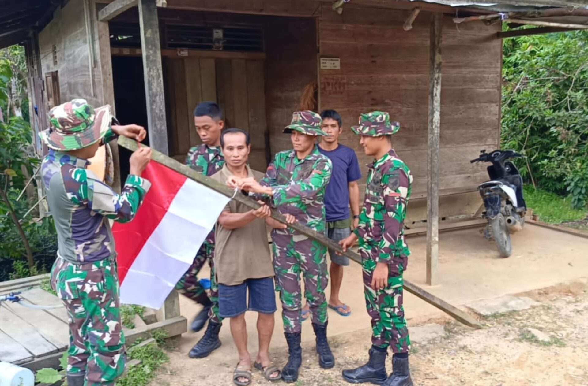 Satgas TMMD Kodim 1210/Landak Bagikan Bendera Merah Putih Jelang HUT Kemerdekaan RI Ke-79