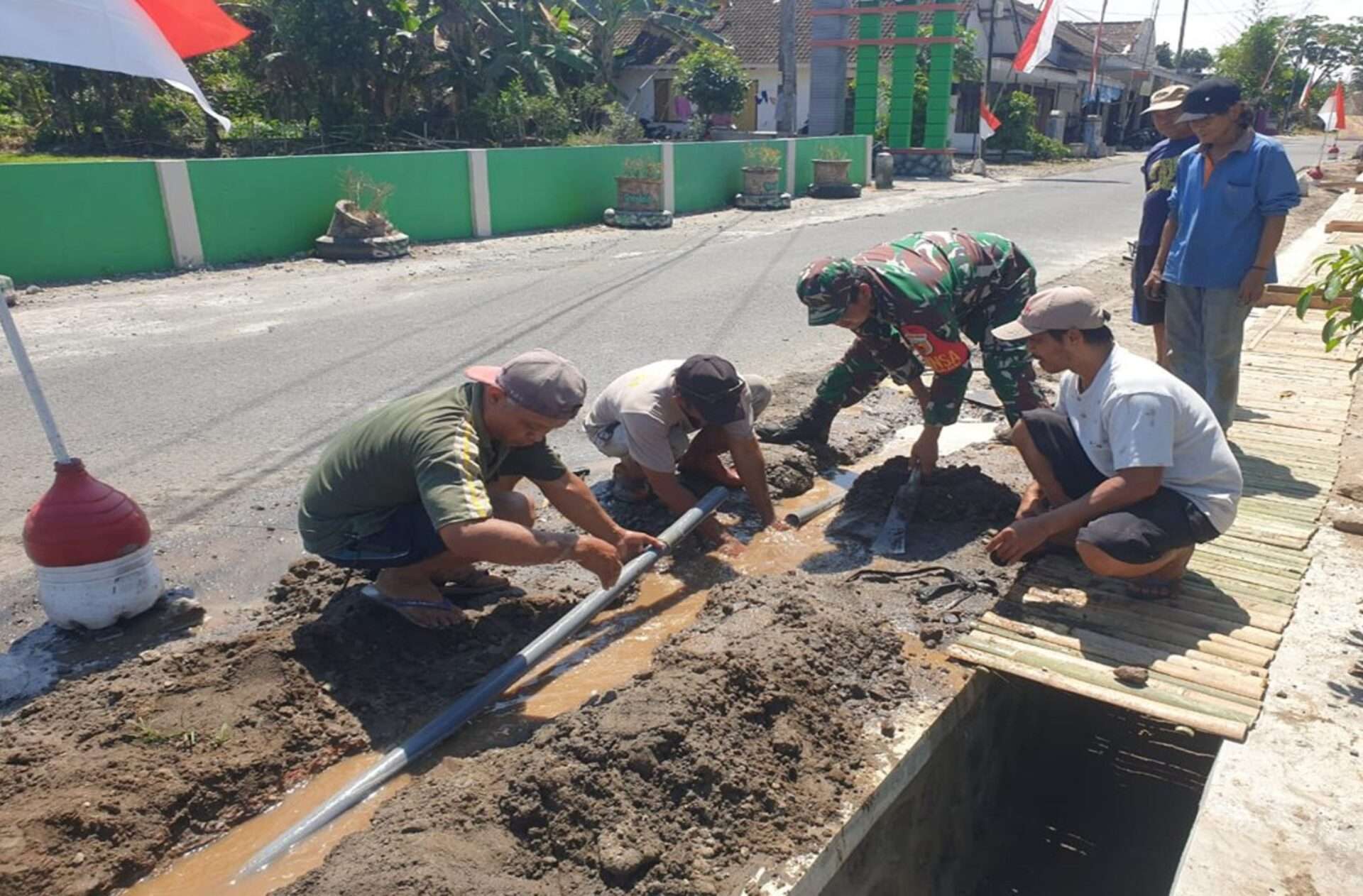 Gotongroyong Perbaiki Saluran Air Bersih di Dusun Tegalasri Blitar