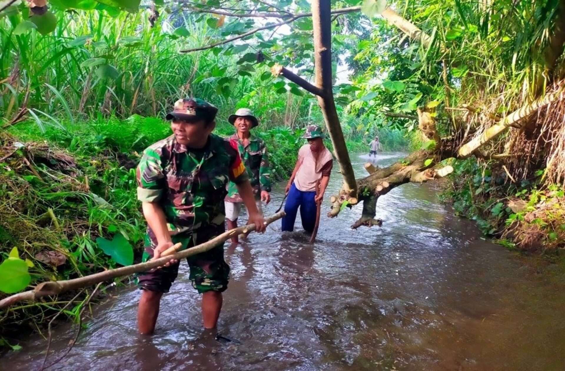 Gotongroyong Babinsa Koramil 0808/03 Kanigoro dan Gapoktan Desa Gaprang dalam Mendukung Ketahanan Pangan