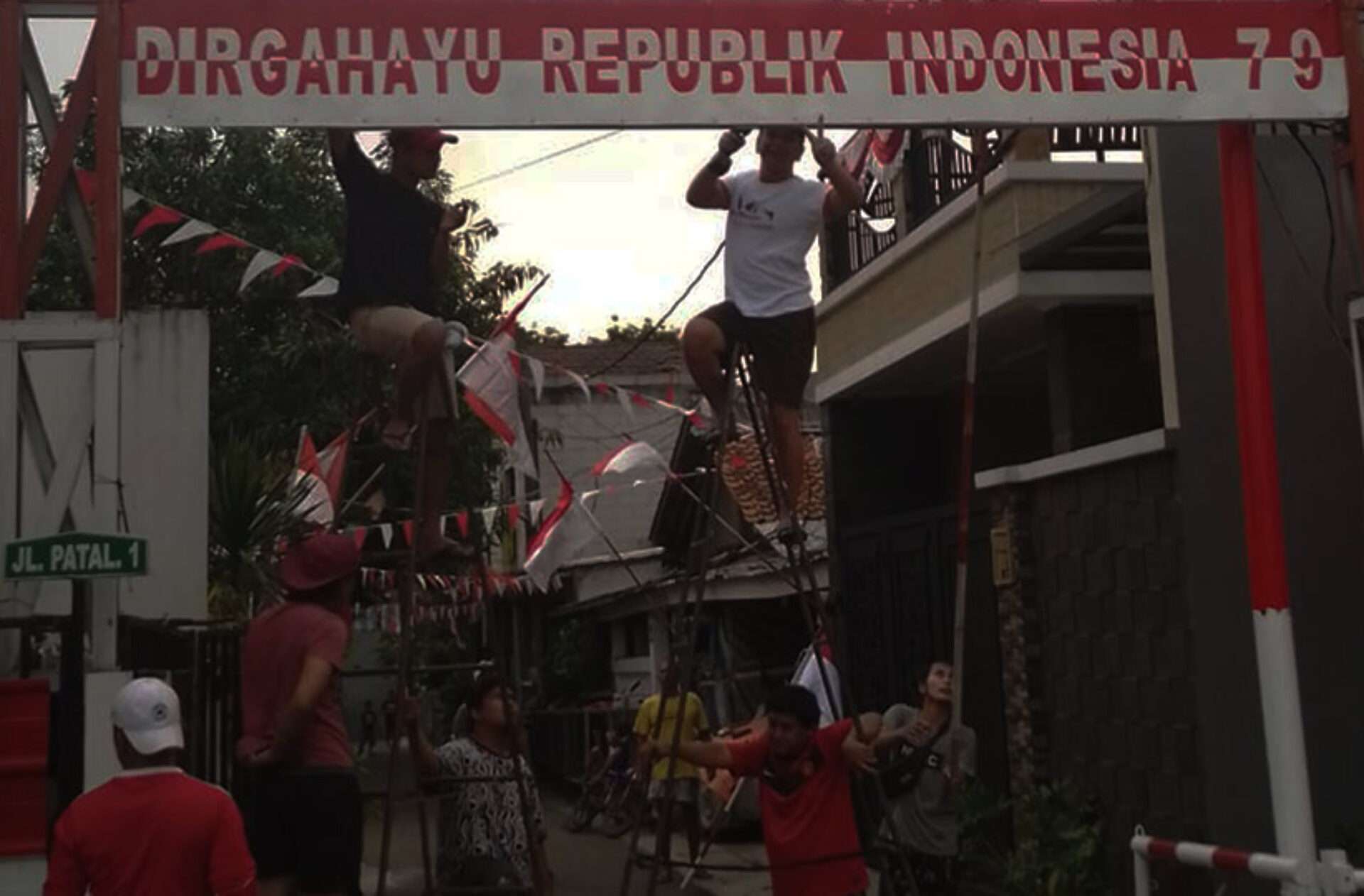 Warga Patal 1 Serentak Pasang Bendera Sambut HUT ke-79 RI