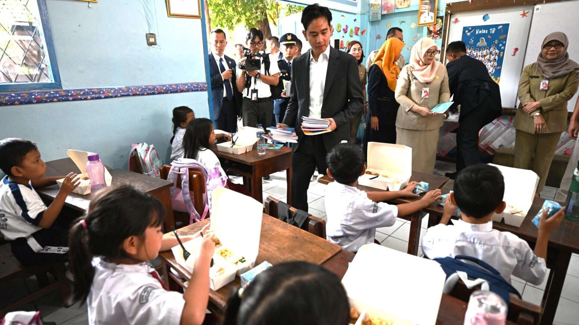 Wapres Gibran Tinjau Program Makan Bergizi Gratis di SDN Jakarta Pusat