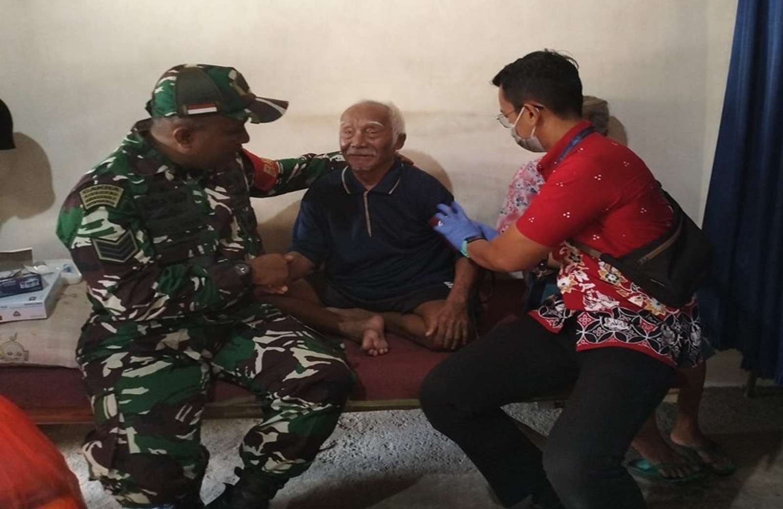 Babinsa Blitar Dampingi Puskesmas Sukorejo dalam Program Home Care Si Hore Lansia