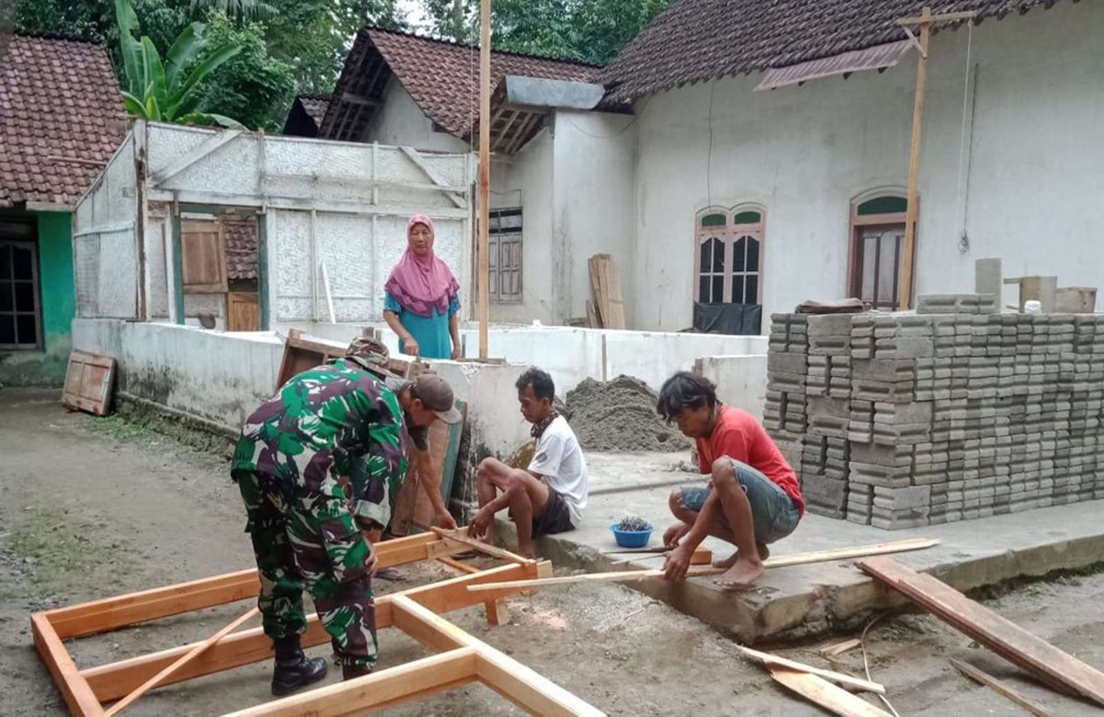 Sinergi TNI dengan Warga dalam Gotongroyong Pembangunan Rumah di Blitar