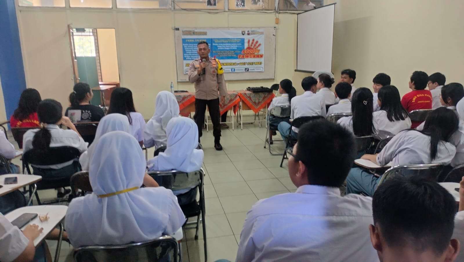 Police Goes To School di SMK Bina Karya: Polsek Tambora Edukasikan Bahaya Kenakalan Remaja