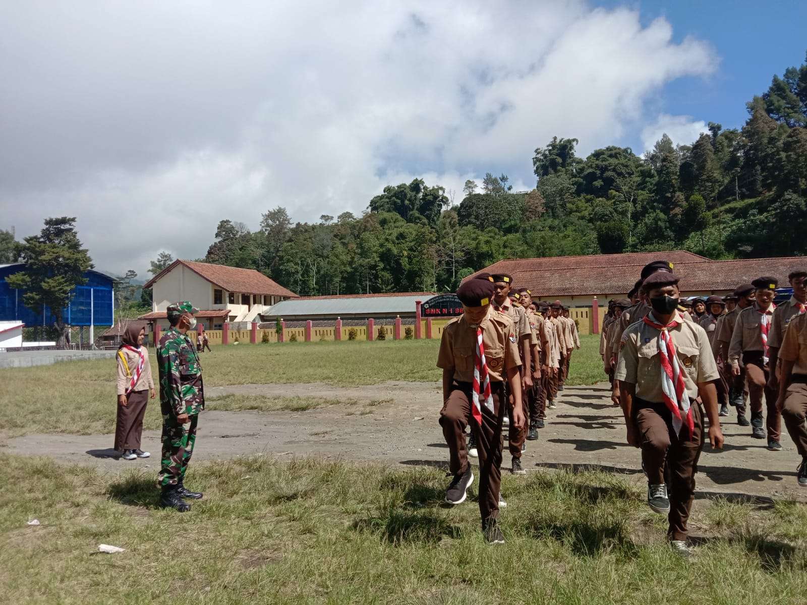 Pelatihan Baris-Berbaris dan Wawasan Kebangsaan untuk Siswa SMK N 1 Selo oleh Babinsa Lencoh