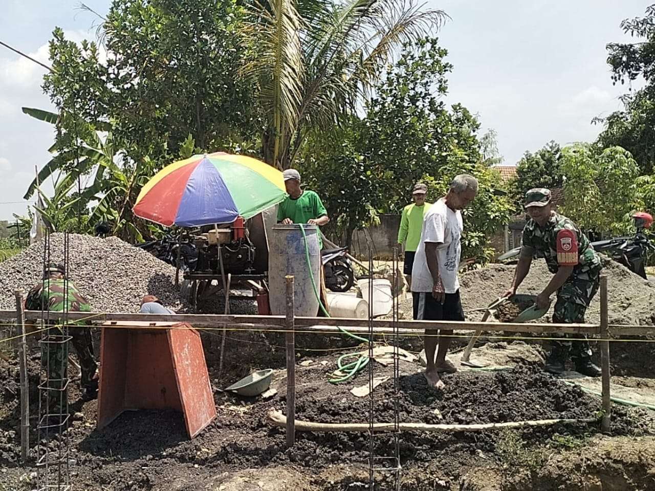 Gotong Royong Babinsa Bersama Warga Desa Bendo Bangun Mushola Ibnu Sabil