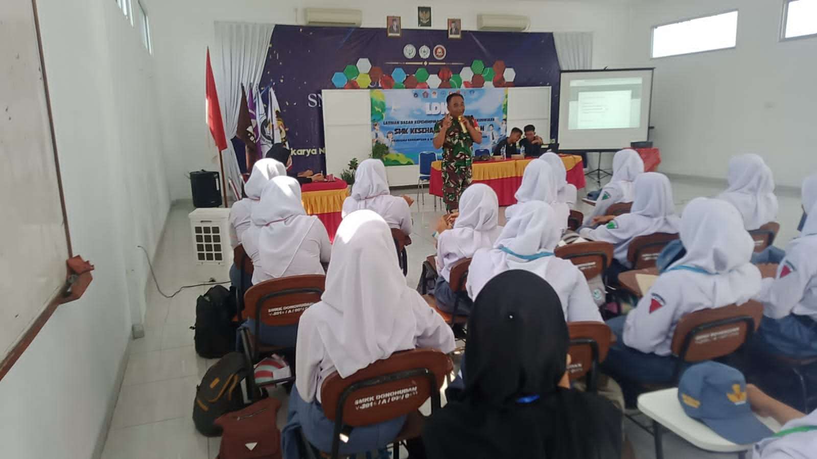 Babinsa Koramil 11/Ngemplak Berikan Wasbang Siswa SMK Kesehatan Boyolali